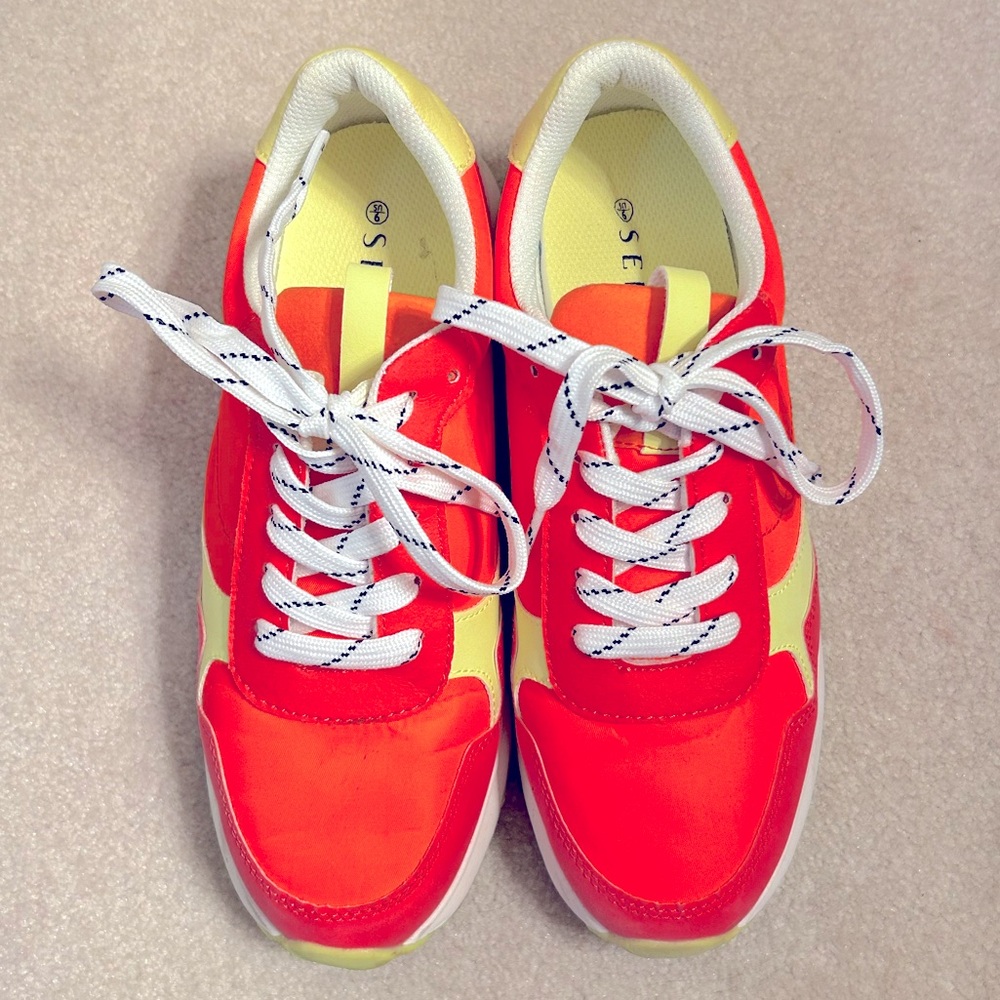 Serra Sneakers, size 9, EUC